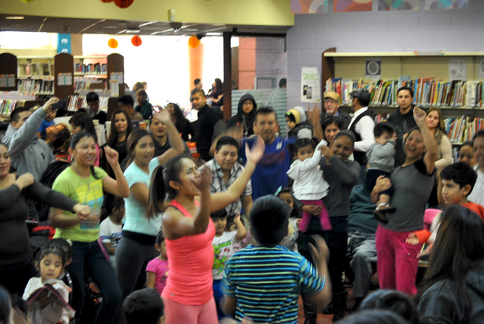 En medio de libros, los latinos aprenden cómo mejorar su calidad de vida en la ciudad de Nueva York.