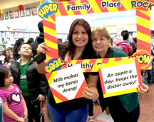 La instructora de zumba Yolanda Sotelo y Zoila Bofill de Comunicaciones del sistema de bibliotecas públicas de Queens.