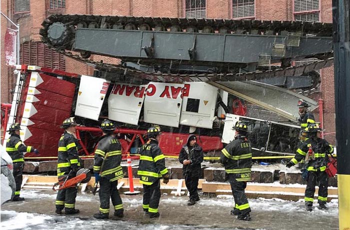La grúa patas arriba.