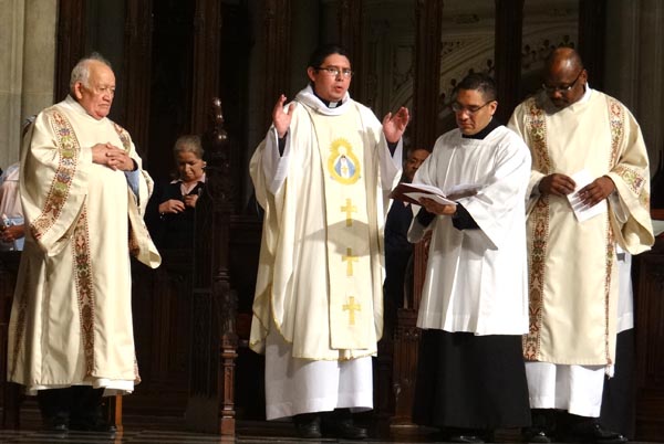 El reverendo hondureño Ramón Alonso Maradiaga (centro) ofició la concurrida homilía.