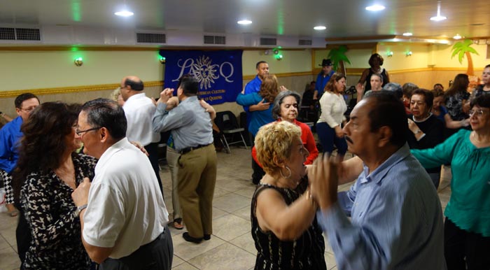 Parejas de latinos bailando en Paraíso Tropical de Corona durante el Domingo del Recuerdo el último domingo de enero del 2016. Fotos Javier Castaño