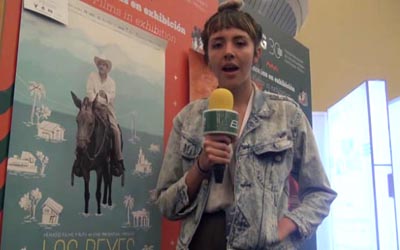 La escritora y directora Betzabé García al lado del cartel de su película Los reyes del pueblo que no existe. 