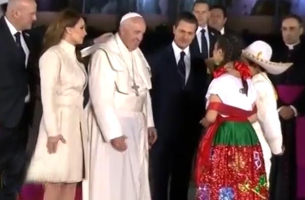 El Papa Francisco con el presidente de México y niños vestidos de campesinos de esa nación norteamericana. 