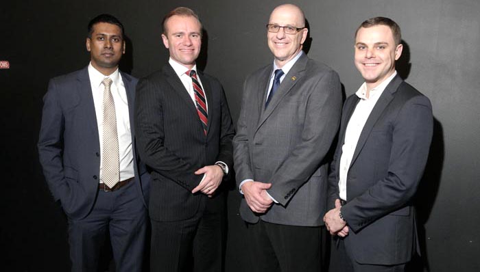 Representantes de UPS en el simposio, desde la izquierda, Anish Samuel, Representante de Desarrollo de Negocios, Christopher Mehlfelder, Gerente de Mercadeo Segmentado, Mark Tully, Gerente de Mercadeo y Agente de Licencias, y Joshua Gilbert, Gerente de Cuentas Internacionales. 