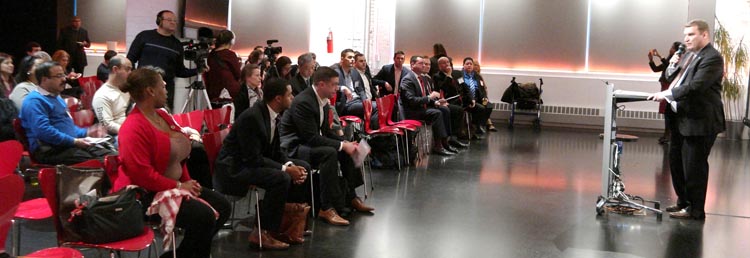 Frank García, presidente de la Coalición de Cámaras de Comercio del Estado de Nueva York hablando durante el simposio de UPS.