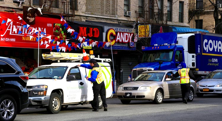 Empleados de DOT repartiendo volantes sobre esta nueva campaña en las calles de la ciudad de Nueva York.