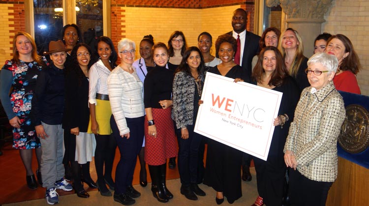 El grupo de 17 mujeres mentoras de WENYC en compañía de Alicia Glen y Gregg Bishop.
