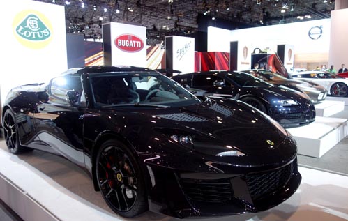 Carros de un millón de dólares no podían faltar en este Show Internacional de Autos.