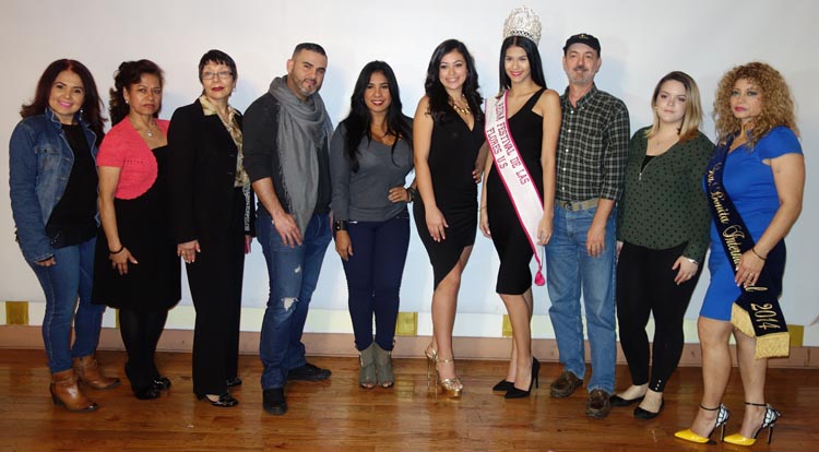 Las reinas y los directivos del Festival de las Flores en Nueva York, incluyendo a su fundador y director, Luis Eduardo Acosta, el tercero desde la izquierda.
