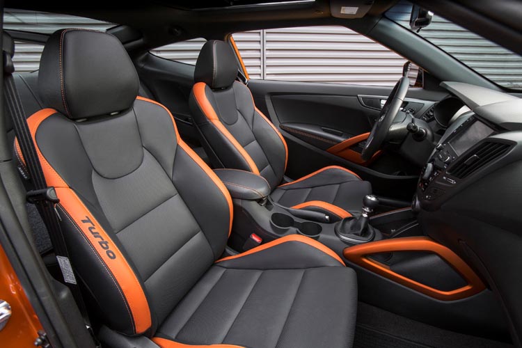 El interior del auto Hyundai Veloster 2016.