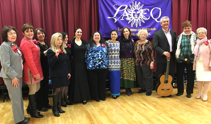 Los directivos del LACCQ, artistas y mujeres homenajeadas durante el Mes de la Historia de la Mujer 2016.
