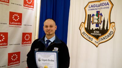 Edgardo Mendoza es otro de los jóvenes hispanos graduados de EMT.