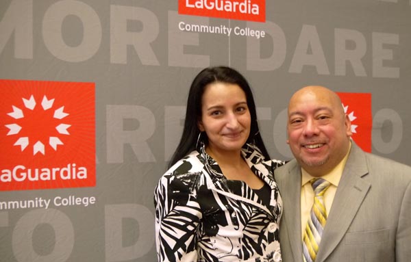 Edgardo Mendoza es otro de los jóvenes hispanos graduados de EMT. 