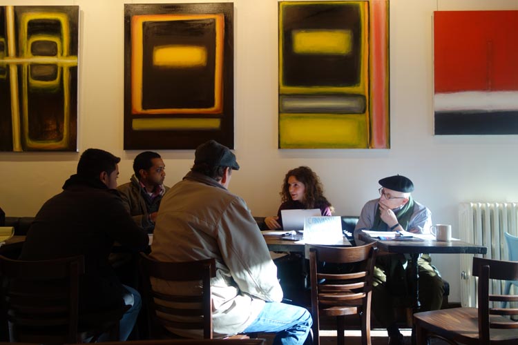 At Expresso 77 in Jackson Heights, Queens, Elana Smith coordinating Bernie Sanders’s campaign, and on her left, Arturo Ignacio Sanchez, author of this column. Photo Javier Castaño