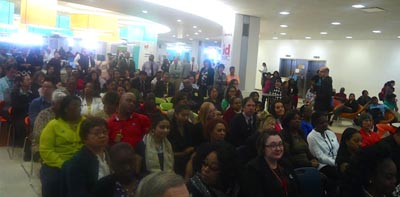 La comunidad celebrando los 50 años de la Biblioteca de Queens.