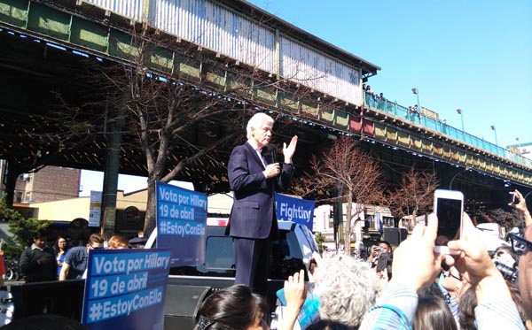 El ex presidente Bill Clinton haciendo campaña para su esposa Hillary Clinton en Corona Plaza, al lado de la estación del tres 7 de la calle 103. 