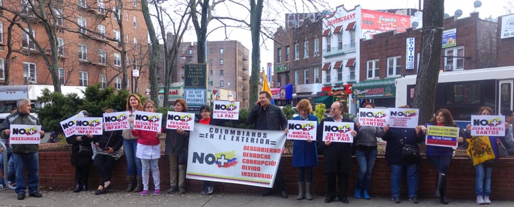 La protesta que organizó el Centro Democrático del ex presidente Alvaro Uribe el 2 de abril en contra del proceso de paz que lleva el gobierno de Colombia con la guerrilla de las Farc en La Habana, Cuba. La imagen corresponde al parque de la calle 83 y la avenida Roosevelt, en Jackson Heights, Queens. Foto Javier Castaño