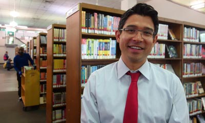 El concejal Carlos Menchaca en la biblioteca pública del centro de Manhattan.