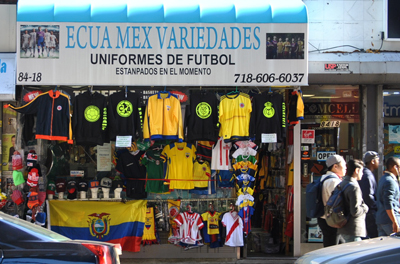 La avenida Roosevelt es el epicentro de los latinos en Queens y de los aficionados al fútbol. 