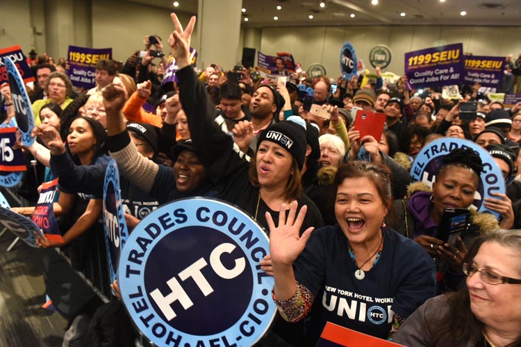 Sindicalistas celebraron cuando el Gobernador Cuomo estampó su firma para aumentar el sueldo mínimo a $15 por hora de trabajo. Foto Don Pollard