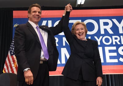 El gobernador Andrew Cuomo apoya a la candidata Hillary Clinton, quien estuvo en una manifestación de apoyo al aumento del sueldo mínimo en el estado de Nueva York. Foto gobernación de NY