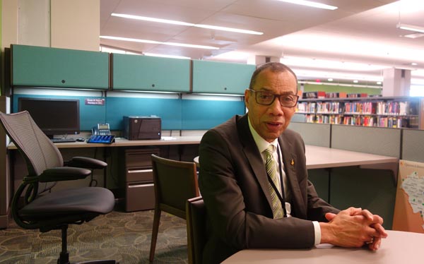 Dennis M Watcott en su oficina en el pasillo de la biblioteca central de Jamaica, Queens.
