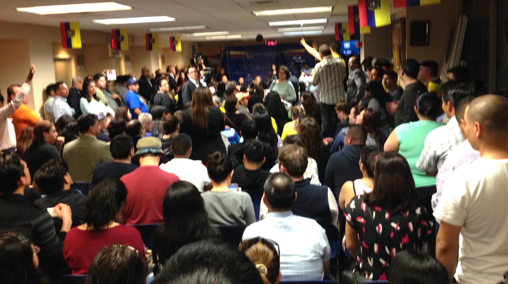 La sala pública del Consulado de Ecuador en Nueva York se vio abarrotada. 