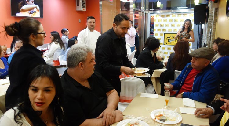 El día de la inauguración del restaurante Las Típicas en Roosevelt Avenue y la calle 79, en Jackson Heights, Queens.