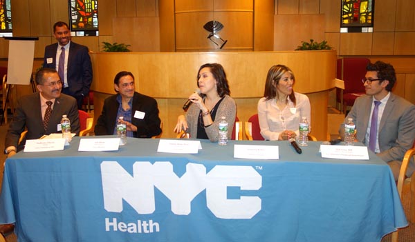 Desde la izquierda, Guillermo Chácon, presidente de la Comisión Latino sobre el Sida, John Rojas (al fondo), asistente de la comisionada del Departamento de Salud de NY, Gil Alicea, supervisor de campo de Promesa, Nathaly Rubio-Torio, directora ejecutiva de Voces Latinas, Gianeella Roble, educadora de Translatina Network, y Neil Vora, director de programas especiales de Departamento de Salud de esta ciudad.