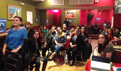 Latinos viendo el debate entre Clinton y Sanders en el restaurante Puebla Sea Food de la Roosevelt y la calle 95.