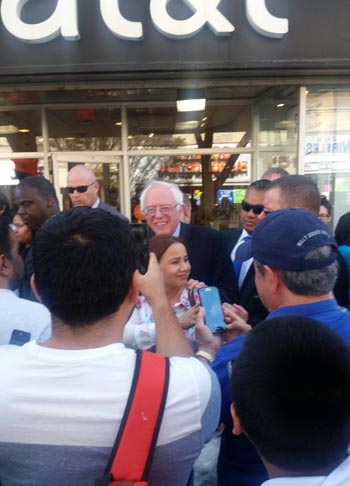 Bernie Sanders en la calle 82 de Jackson Heights el lunes de esta semana. Foto Sofía Luján