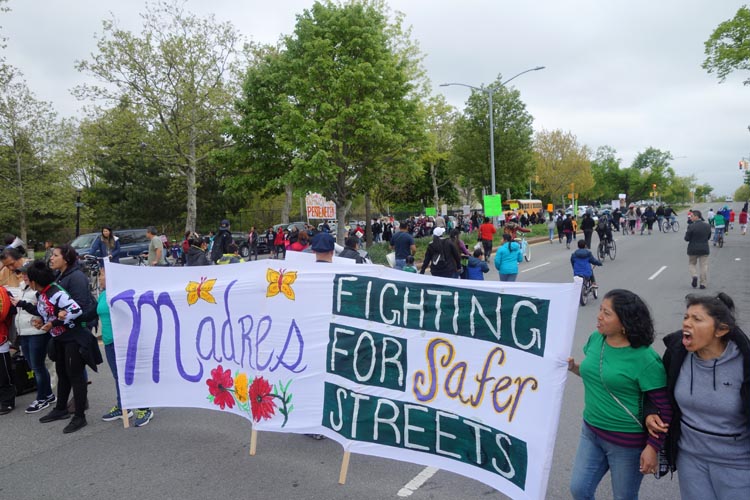 Madres latinas detuvieron el tráfico en la calle 111 de Corona, Queens. 