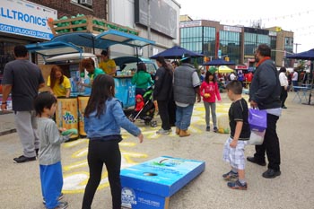 Los niños juegan con tranquilidad en Diversity Plaza, libre de carros. 