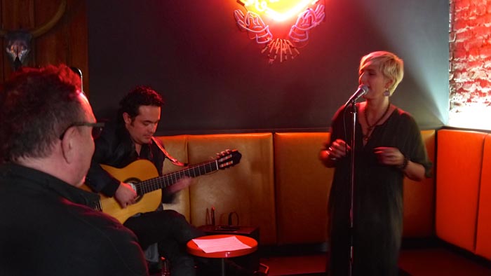 El guitarrista Nilko Andreas y Cristina Morrison. Foto Marcela Alvarez