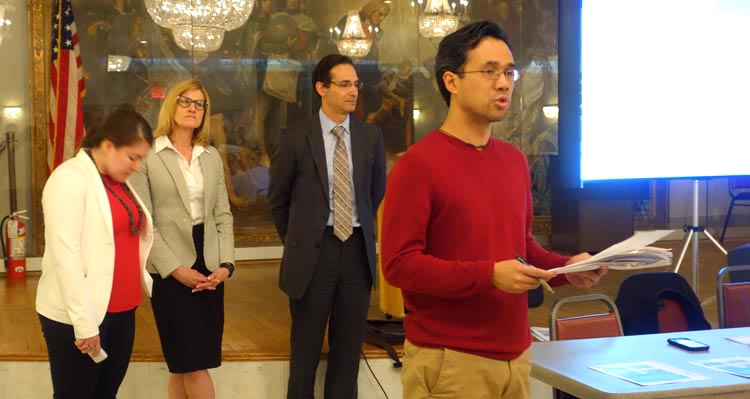 Redd Sevilla, miembro del CC4 cuando leyó un documento en contra el plan de DOT y al fondo los representantes de ese departamento de la ciudad de Nueva York.