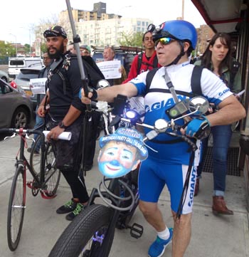 Luis Salazar, El payaso Chiquitín, dijo que los latinos montan mucho en bicicleta en Queens Boulevard.