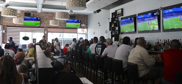 El Bachué es moderno y espacioso y tiene múltiples pantallas para ver los partidos. Foto Marcela Alvarez