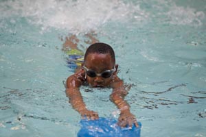 Un niño disfrutando de las piscinas de la ciudad de Nueva York. Foto cortesía DOE