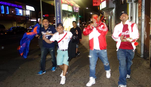 Peruanos celebrando en la Avenida Roosevelt el empate contra Ecuador.