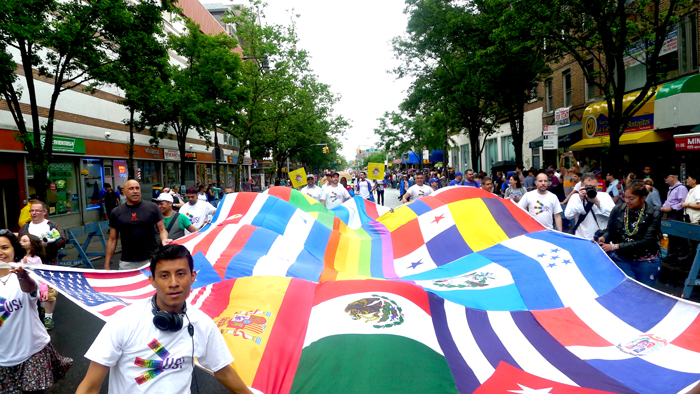 Las banderas de países latinoamericanos unidas en el Desfiel y Festival del Orgullo Gay 2016.