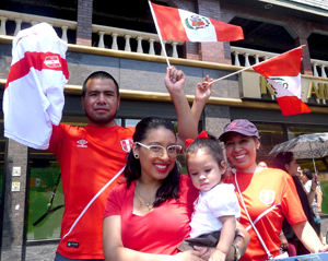 Una familia peruana ondeó con orgullo la bandera peruana.