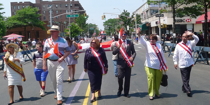 El congresista Joseph Crowley y la jueza Carmen Velásquez desfilaron al lado del