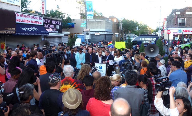 Políticos, activistas musulmanes, homosexuales y residentes de Queens se congregaron este domingo en Diversity Plaza para condenar el terrorismo, el odio y la homofobia.