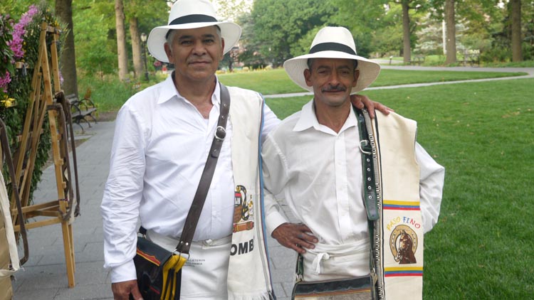 Gonzalo Vélez y Orlando Atehortua, felices y orgullosos silleteros paisas durante la rueda de prensa en el Jardín Botánico de Queens. Foto Marcela Alvarez