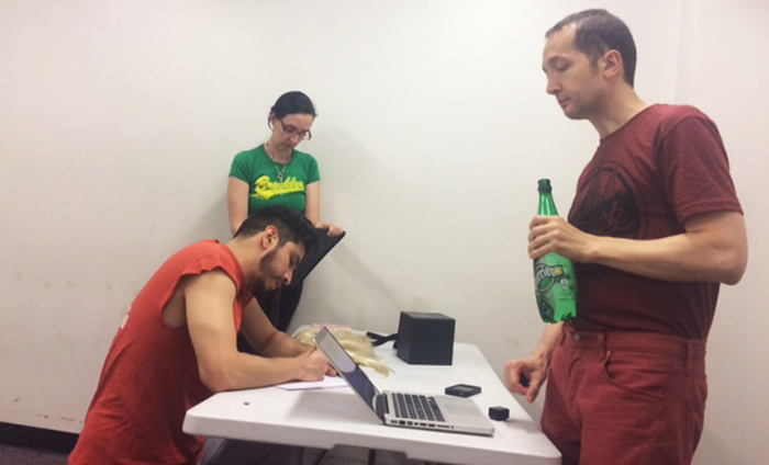 Los actores en pleno ensayo con miras al estreno de Summer Session 2016. Foto cortesía LaMicro Theater. 