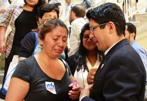 El concejal Carlos Menchaca conforta a la inmigrante Libertad Sánchez. Foto Humberto Arellano