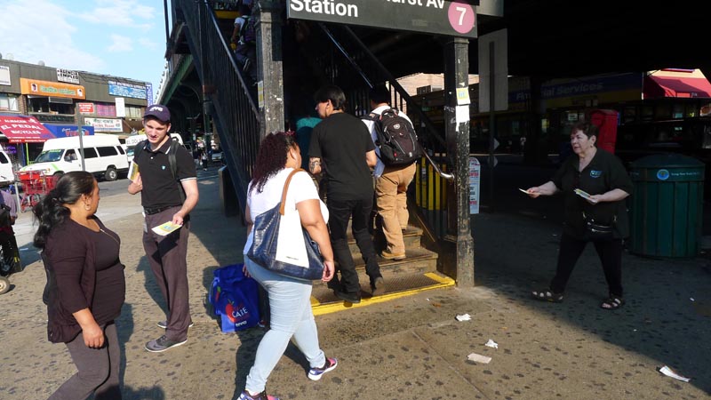 Representantes del Departamento de Salud de la Ciudad de Nueva York repartiendo volantes con información sobre el Zika en español e inglés.