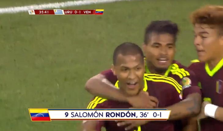 Los jugadores venezolanos festejan el único gol del encuentro contra Uruguay.