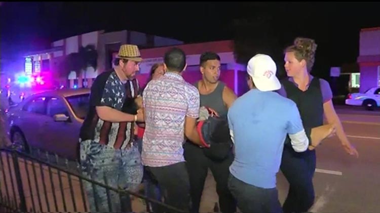 En la madrugada del domingo, varios hombres ayudan a un herido de la discoteca gay Pulse Orlando.