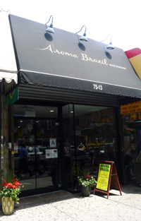 Entrada al restaurante Aroma Brazil de la Roosevelt y la calle 75 en Jackson Heights, Queens.